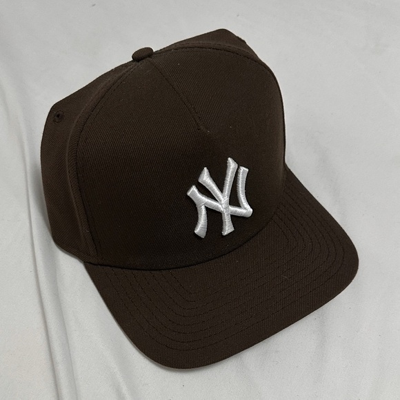 NY BROWN SNAPBACK - Picture 1 of 2